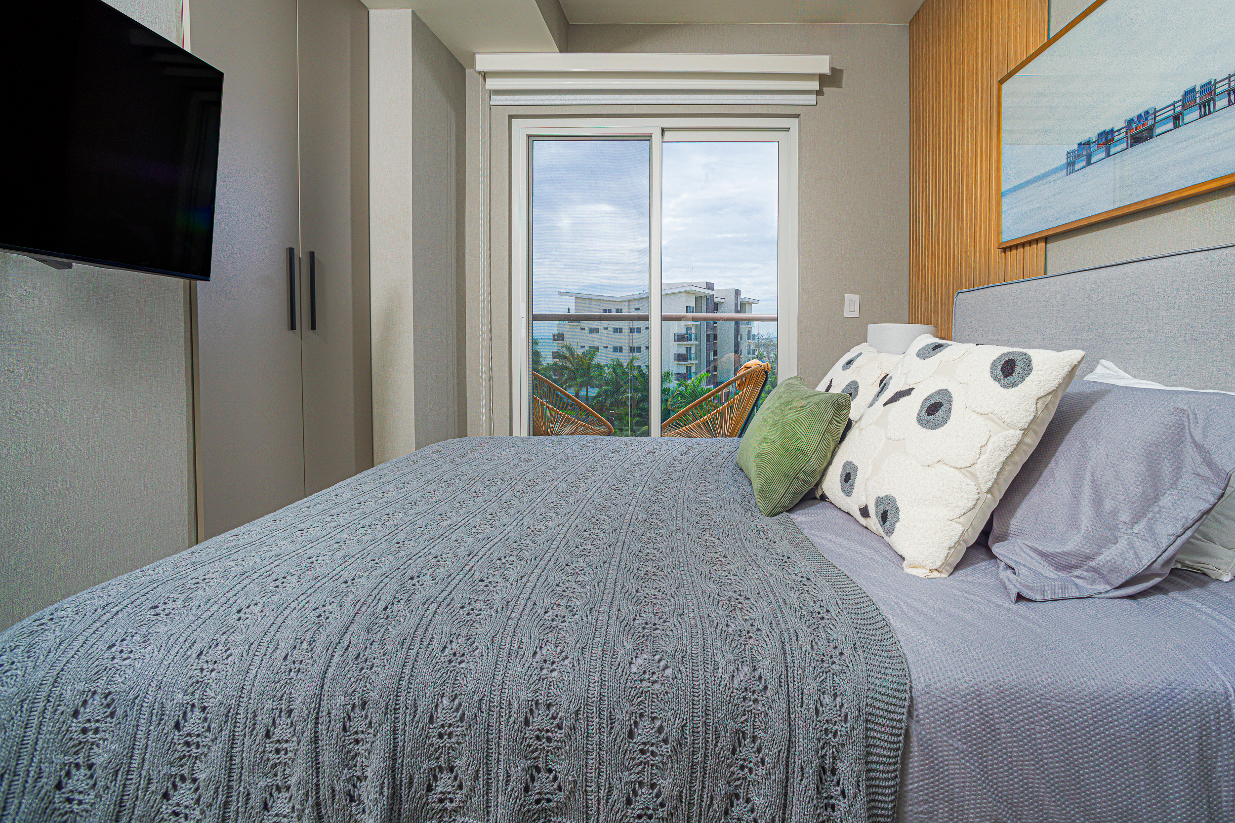 4G bedroom with balcony