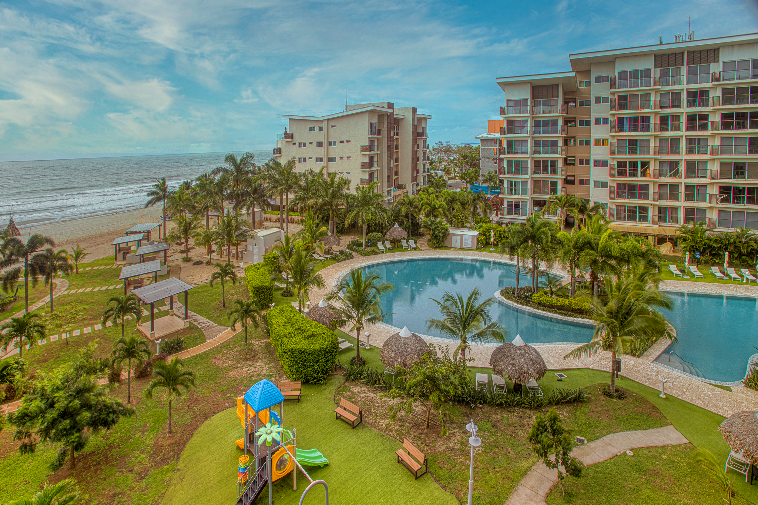 4G pool and courtyard